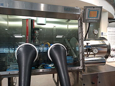 Uspořádání zkoušky v komoře s rukavicemi (s ochranným plynem) pro zkoušky tahem lithiových fólií v rámci testování lithium-iontových baterií