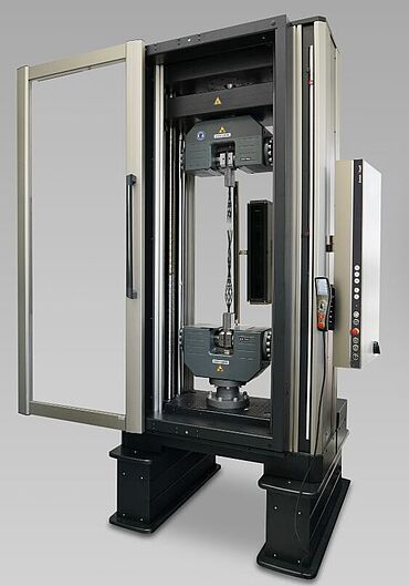 Máquina para ensaios de materiais para ensaios de tração em cabos tensores conforme ISO 15630-3